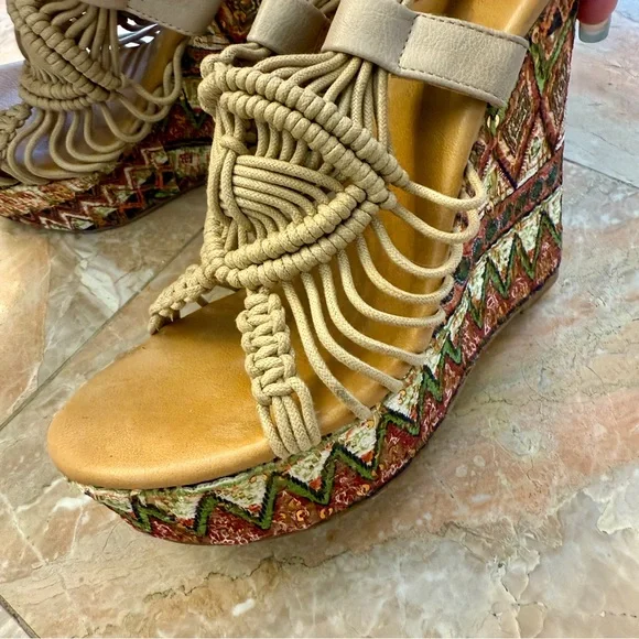 Women’s Sequin Vibrant Woven Wedge Sandals - Picture 3 of 4